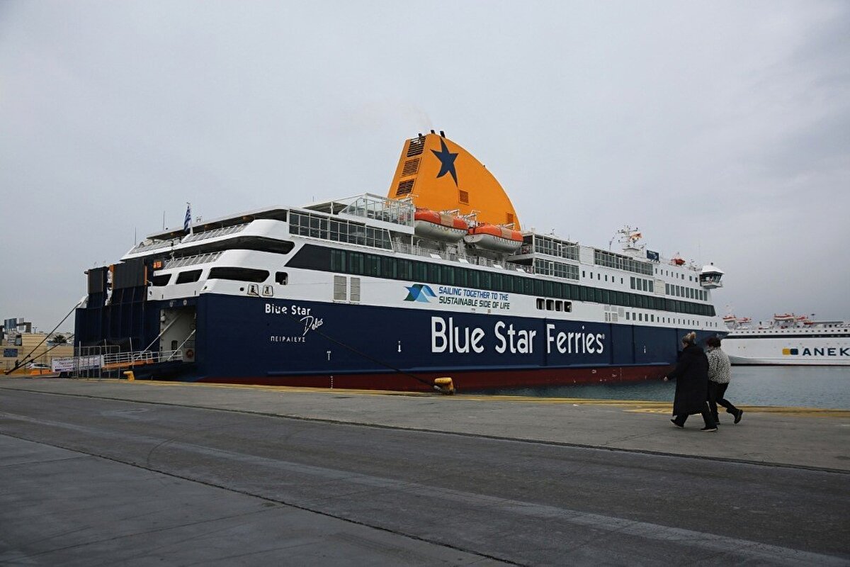 Atina Eleftherios Venizelos Uluslararası Havalimanı tarafından yapılan açıklamada ise, bugün 23.59’a kadar Yunanistan varışlı ve kalkışlı hiçbir seferin yapılmayacağı belirtildi.<br>En az 290 milyar euroluk kurtarma paketleri karşılığında maaş ve emekli aylıklarında sık sık kesintilerin yaşanmasına neden olan 2009-2018 ekonomik krizinden çıkan Yunanistan’da işçi sendikaları artan gıda, elektrik ve konut maliyetleri nedeniyle pek çok hanenin geçim sıkıntısı çektiğini savunuyor. İki milyondan fazla özel sektör çalışanını temsil eden GSEE’den yapılan açıklamada, fiyatların son derece yükseldiği kaydedilirken "2019’a kıyasla yüzde 10 daha az mal satın alıyoruz" denildi.