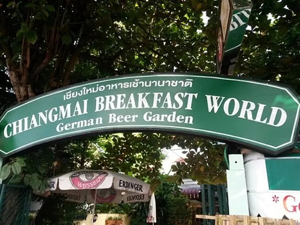 Tayland’ın kuzeyinde yer alan Chiang Mai şehrindeki bir restoran, müşterilerine sunduğu sıra dışı indirim sistemiyle gündeme geldi. Restoranın girişine yerleştirilen vücut ölçüm çubukları sayesinde müşterilerin beden ölçüsü belirleniyor ve buna göre indirim uygulanıyor.