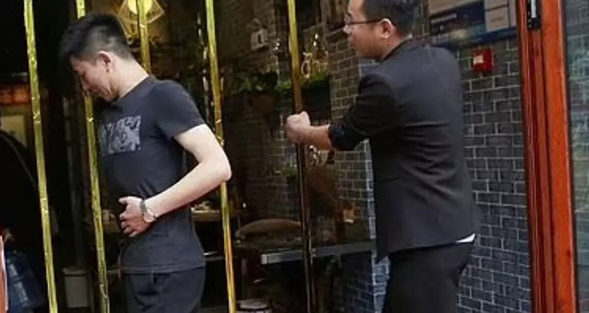 İndirim, geçilen aralığa göre değişiyor<br>Beş farklı genişlikte hazırlanan geçiş aralıklarından müşterilerin geçmesi isteniyor. En dar aralıktan geçenler yüzde 20 indirim kazanırken, en genişinden geçebilenler yüzde 5 indirim alabiliyor. Hiçbir aralığa sığamayanlara ise “Tam fiyat, üzgünüz” yazılı bir tabela gösteriliyor.