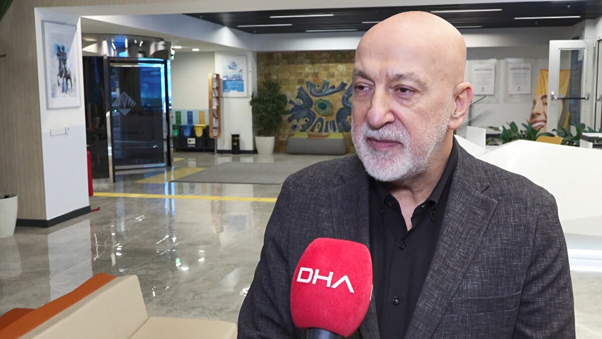 Ameliyatı gerçekleştiren Prof. Dr. Varol, sürece dair ise şunları söyledi:<br><br>“Hastanın 3 yaşındayken bir travma hikayesi oluyor. İki tane eklemi ankiloze oluyor ve kafa tabanına yapışıyor. Katı hiçbir şey yemiyordu. Küçük bir lokma yemesi bile yarım saat sürüyordu. Hep sıvı tüketiyordu. Dudak hareketleriyle konuşuyordu. Ağzının açılmaması acil bir durumda mortalite nedeni yani ölüm riski oluşturuyordu. Dolayısıyla bizim ilk hedefimiz ağzını açmaktı. Ameliyat eklem ankilozu cerrahisi, kişiye özel protetik eklem replasmanı, çene osteotomileri ve çene ucu ilerletme cerrahisi ile toplam altı buçuk-yedi saat sürdü. Üst çeneyi de ileri aldık. Aynı zamanda hava yolunu açmak için de çene ucunu ilerlettik. Ekleme yakın damarlara ve sinirlere dikkat ederek cerrahi operasyon gerçekleştirdik. Bu ameliyat ile hem ağzını açtık, hem de kız çocuğunun yüz şeklini alt-üst çenesini ilerleterek protezlerle düzelttik. Büyük bir hareket yaptığımız için şu anda lastik tedavisiyle kasların tekrardan adaptasyonunu sağlıyoruz. 3-4 hafta içerisinde ufak ufak normal hareketlerine başlayacak.”