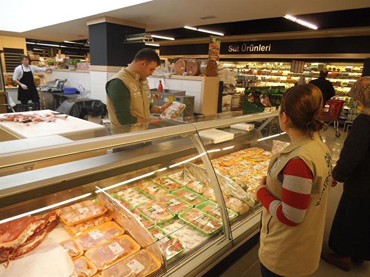 Tüketicilere uyarı: Dikkatli olun<br><br>Bakanlık, tüketicilerin belirtilen parti numarasına sahip ürünleri satın almamaları ve satın aldılarsa tüketmemeleri konusunda uyarılarda bulundu. Denetimlerin sıkılaştırılarak devam edeceği bildirildi.