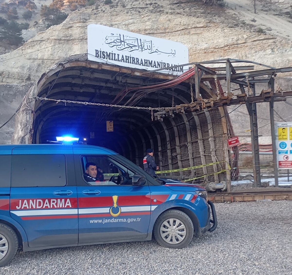 Beypazarı ilçesi Hırkatepe Mahallesi'nde yer alan Çayırhan Maden Ocağı'nda saat 01.30 sıralarında gaz sıkışması nedeniyle patlama oldu. Patlamada 13 işçi yaralandı. 
