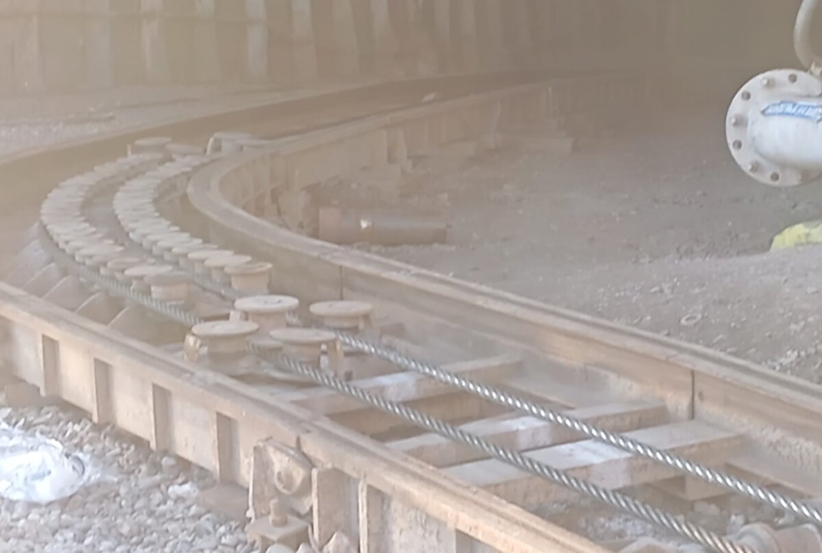 Ankara Valiliği'nden yapılan yazılı açıklamada, "Beypazarı ilçemiz Hırkatepe Mahallesi'nde Kömür İşletmeleri A.Ş.'ye ait kömür maden sahasında 10 Nisan 2025 günü saat 01.30 sıralarında; yer altında gaz nedeniyle patlama meydana gelmiş olup, ocakta çalışan 29 işçiden 1 ağır, 1 orta, 11 işçi ise hafif olmak üzere olmak üzere toplam 13 işçi yaralanmıştır. Yaralı 2 işçi, Ankara Şehir Hastanesi'ne, 11 işçi ise Beypazarı Devlet Hastanesi'ne sevk edilmişlerdir. Konu hakkında adli ve idari tahkikat başlatılmıştır" denildi.