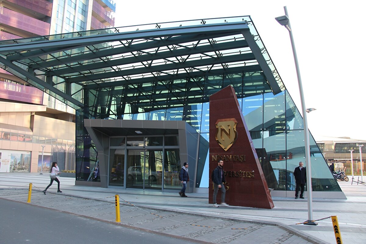 Nişantaşı Üniversitesi:<br>- Starbucks