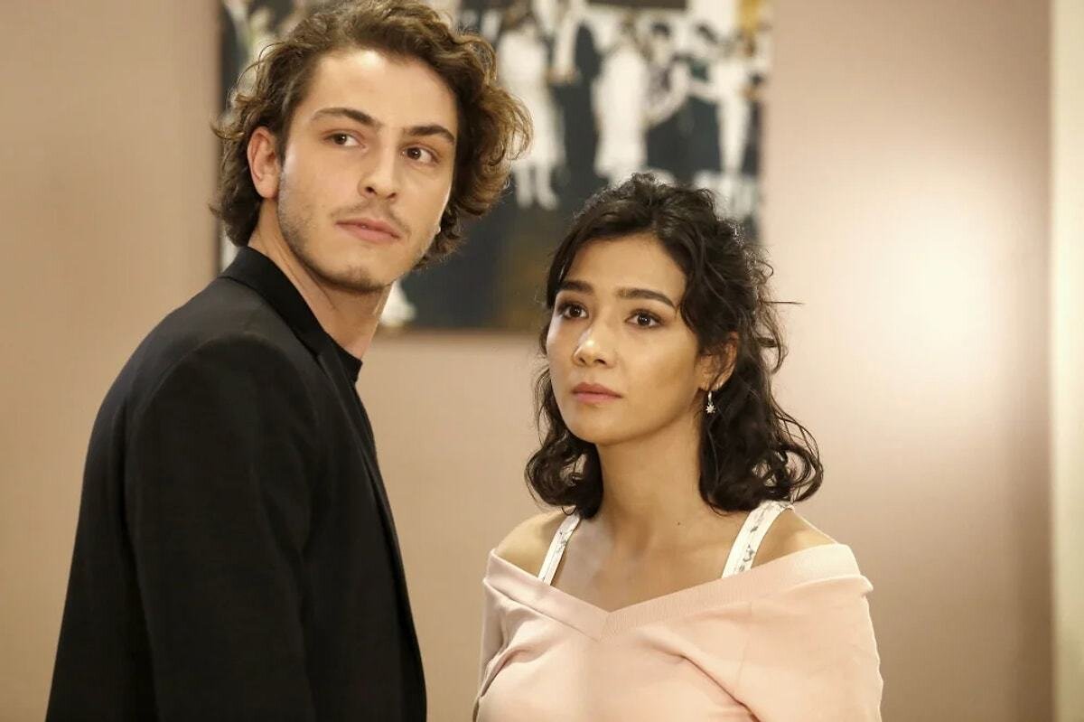 Kuzum, TRT’nin dijital platformu tabii’de yayınlanacak olan, Türk sinemasının öncü kadın senaristlerinden Ayşe Şasa’nın hayatını konu alan “Ayşe – Bir Ruh Macerası” dizisi ile anlaşmıştı.<br><br>Ancak oyuncu arkadaşı Aybüke Pusat'ın boykot paylaşımı nedeniyle TRT 1'deki dizisinden çıkarılmasına tepki göstererek Pusat'ın yanında olduğunu gösterince Kuzum da işinden oldu.<br><br>Dizide Ayşe Şasa’nın ilk eşi ve usta yönetmen Atıf Yılmaz’ı canlandırması planlanan Boran Kuzum, çekimlere sadece bir gün kala projeden çıkarıldı