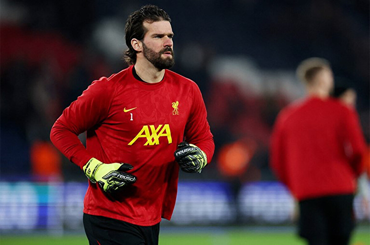 Galatasaray'da Fernando Muslera'nın yerine kaleci arayışları devam ediyor. Bu bağlamda gündeme gelen isimlerden biri de Liverpool'un Brezilyalı file bekçisi Alisson'du.<br>