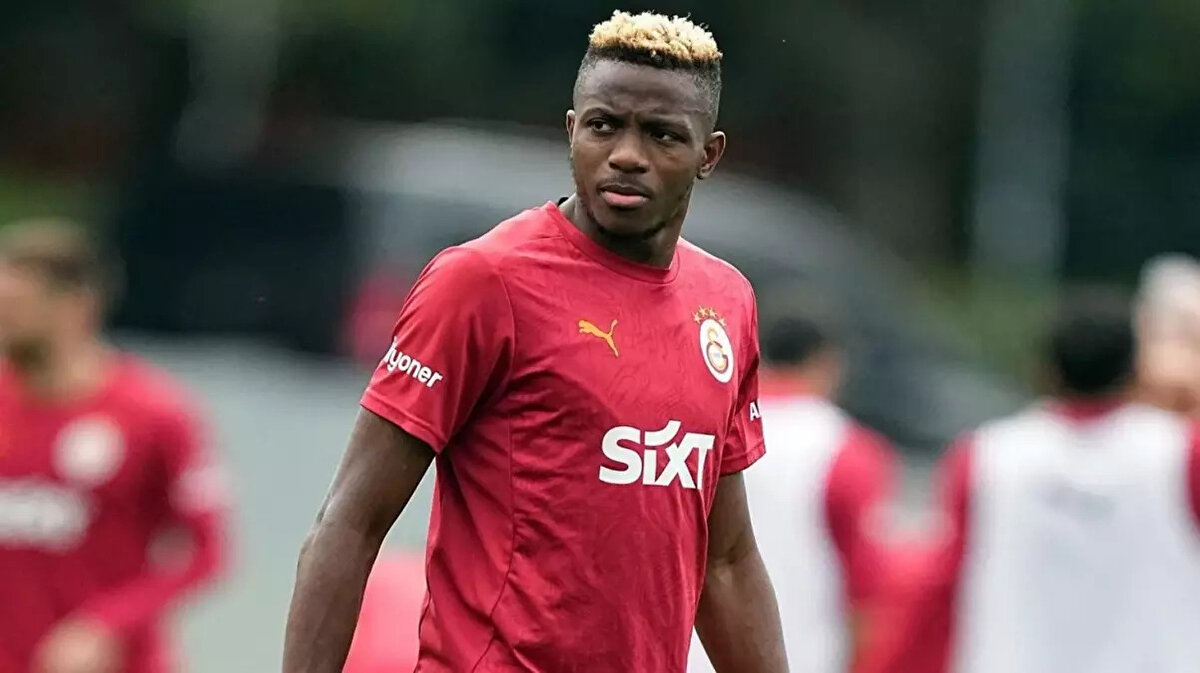 "Osimhen'i buraya ben getirdim. Harika bir oyuncu, üst düzey bir forvet. Şu anda onun gibi çok fazla forvet yok çünkü Lewandowski artık yaşlanıyor, Benzema artık sahalarda yok. Bence Victor şu an dünyadaki en iyi üç forvetten biri ve şu anda bizimle oynuyor olması bizim için büyük bir şans. Onunla oynamak gerçekten ayrıcalık. Harika bir insan ve onu gerçekten çok seviyorum. Aramızda iyi bir iletişim var ve bu yüzden buraya gelmesine çok sevindim. Onun bir takım için neler yapabileceğini ve neler başarabileceğini biliyorum. Bu yüzden bizimle olması harika."<br><br>