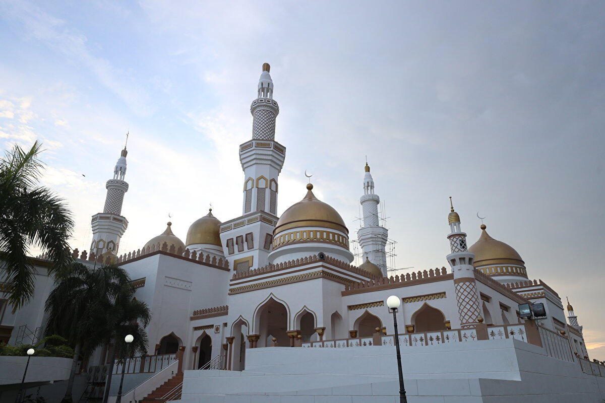 İnşaat maliyetinin yaklaşık %53'ü, caminin adını aldığı Brunei Sultanı Sultan Hacı Hasan El-Bukiye tarafından kısmen finanse edildi, geri kalanı ise Filipinler Başkanı Noynoy Aquino'nun yönetimi tarafından finanse edildi. 