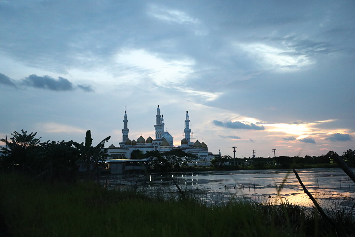 Sultan Hacı Hasan El-Bulkiye Camii, Endonezya’daki İstiklal ve Marawi Camilerinden sonra, Güneydoğu Asya’nın en büyük üçüncü camisi ünvanını taşıyor.