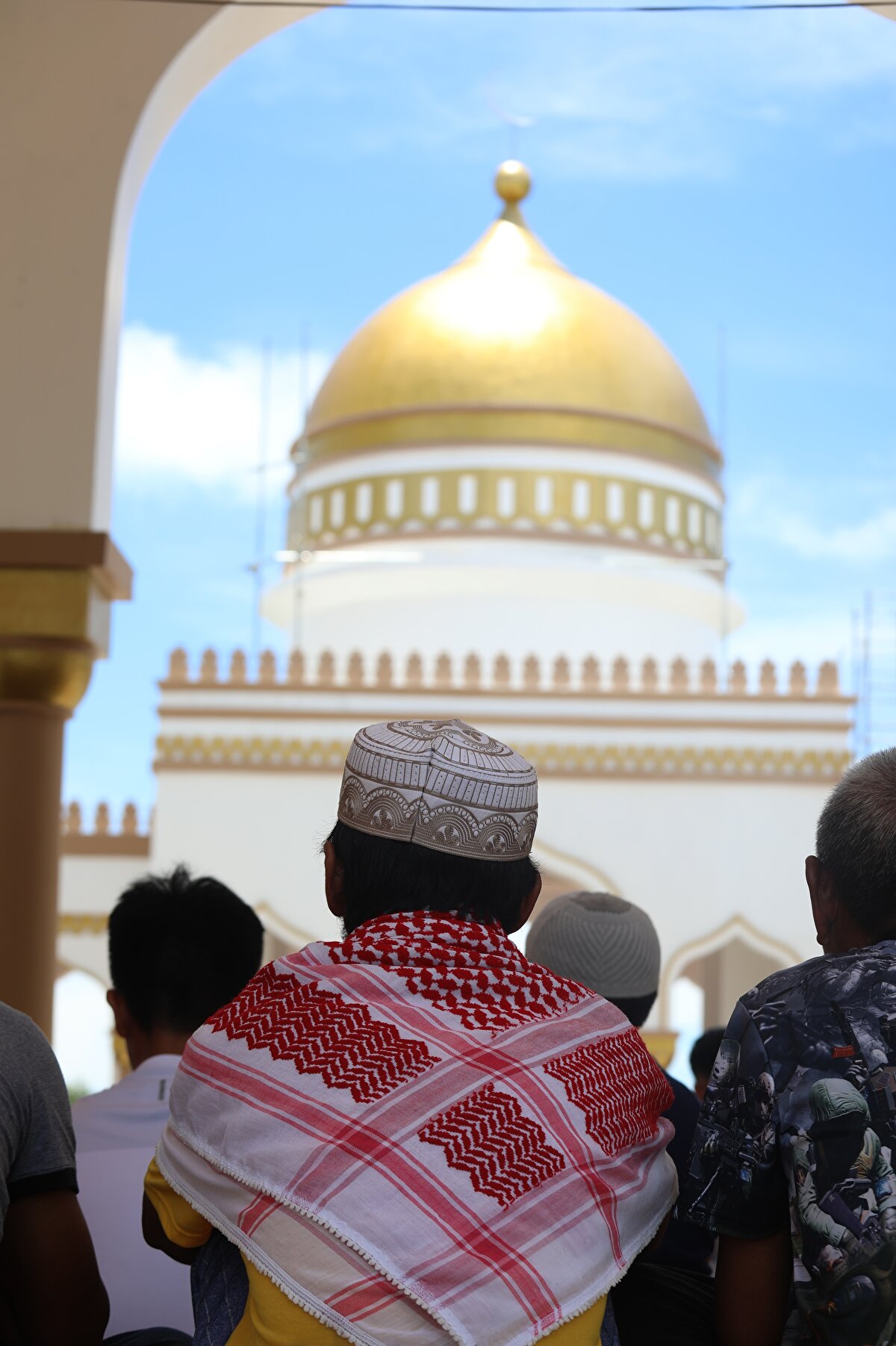 İnşası için yaklaşık 48 milyon dolar harcanan camide aynı anda 15 bin kişi namaz kılabiliyor.  
