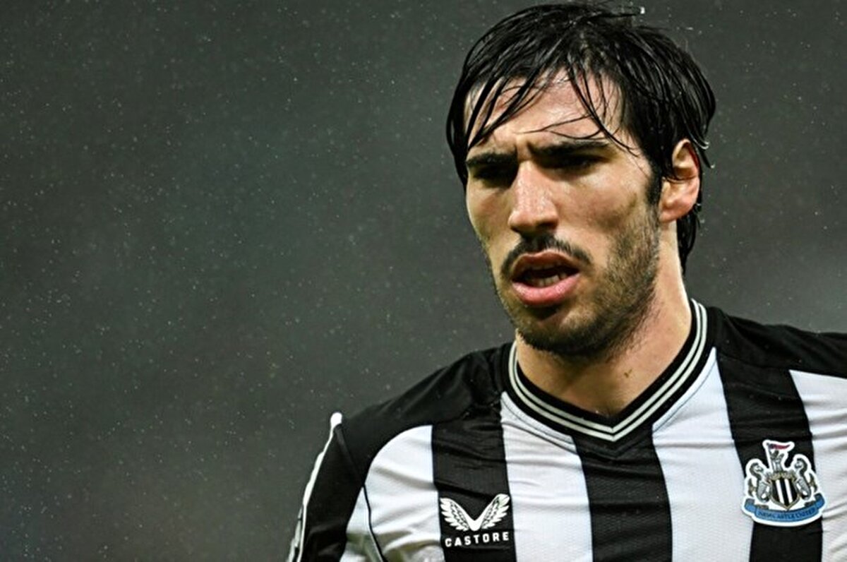 Halihazırda İngiltere Premier Lig ekiplerinden Newcastle United'da forma giyen Sandro Tonali, Fiorentina forması giyen Nicolo Fagioli, 2023 yılındaki yasa dışı bahise karıştıkları gerekçesiyle İtalya Futbol Federasyonu (FIGC) tarafından cezalandırılmışlardı.