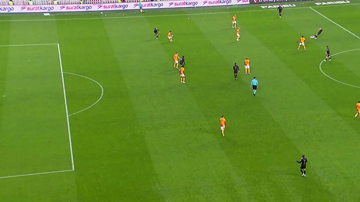 Samsunspor'u 1-0 öne geçiren golü atan Holse'nin milimetrik şekilde ofsayta düştüğü ekranlara geldi ve VAR kararıyla gol iptal edildi.