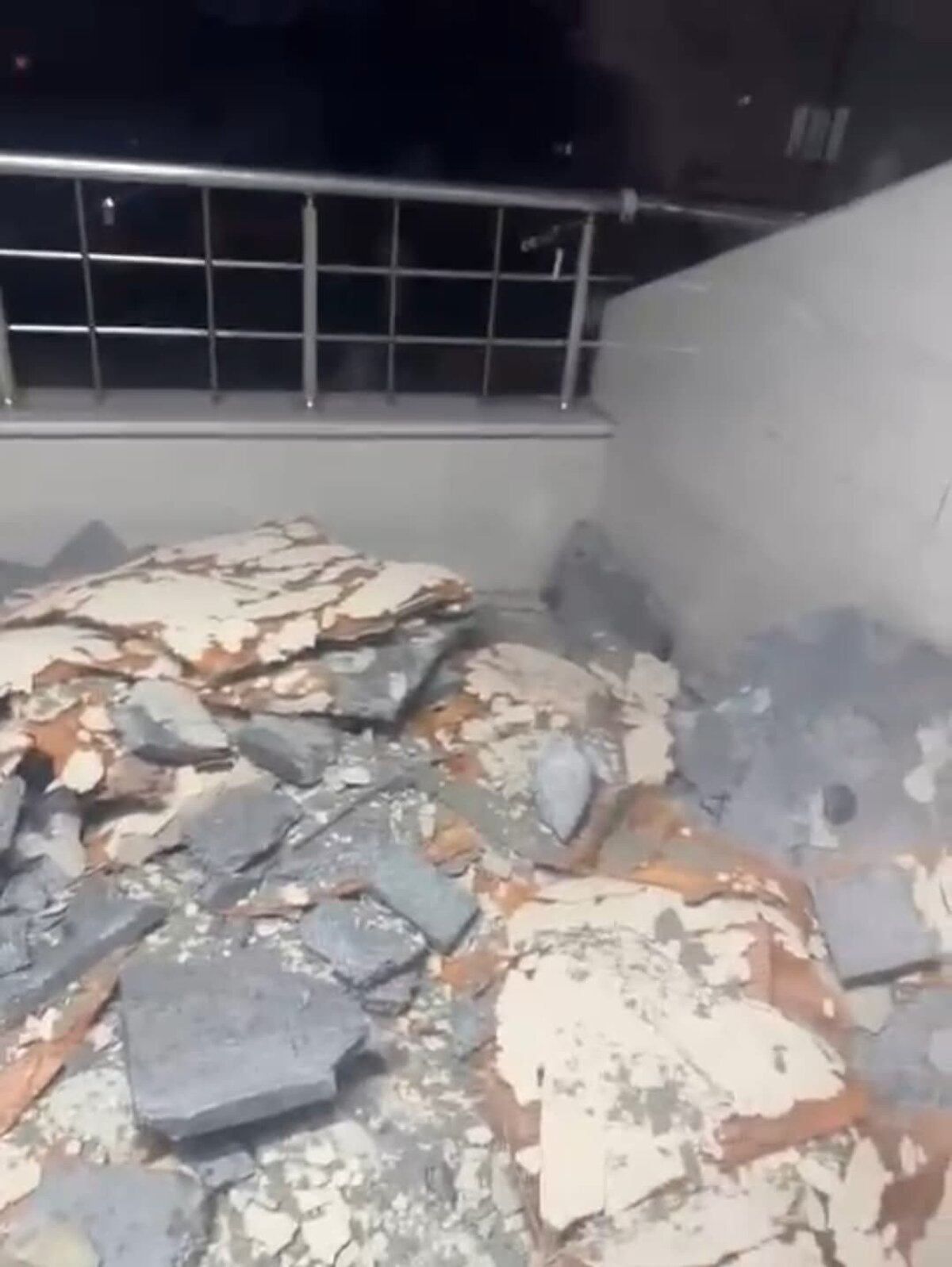 Küçükçekmece Söğütlüçeşme Mahallesi Ertuğrul Sokak’ta inşaat güçlendirmesi olan binanın sıvası yağmur ve rüzgarın da etkisiyle binadan koparak çevredeki diğer binalara savruldu. Kopan parçalar evlerin çatı ve balkonlarına düşerken o anlar vatandaş kamerasına yansıdı.