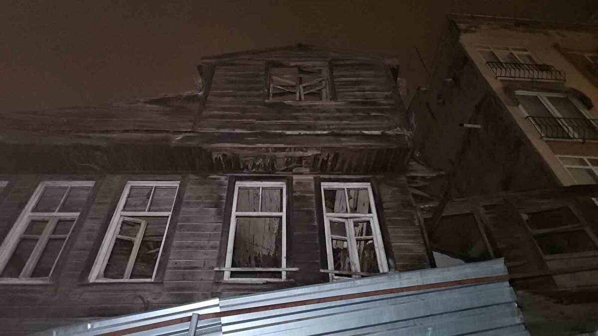 Beyoğlu’nda metruk bina çöktü<br><br>Beyoğlu Keçeci Piri Mahallesi Şeritçi Sokak’ta ise riskli yapı olması gerekçesi ile mühürlenen ahşap bina yine lodos ve yağmurun etkisiyle kısmen çöktü. 