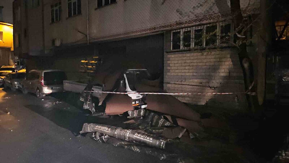 Kağıthane’de çatı araçların üzerine düştü<br><br>Kağıthane Nurtepe Mahallesi Eğriçınar Sokak’ta ise rüzgar etkisiyle uçan çatı parçaları park halindeki araçların üstüne düştü. 3 araç hasar alırken ihbar üzerine olay yerine gelen itfaiye ekipleri olay yerinde güvenlik önlemi aldı. 2 araç olay yerinden çekilirken hasar alan bir kamyonet olay yerinde kaldı.