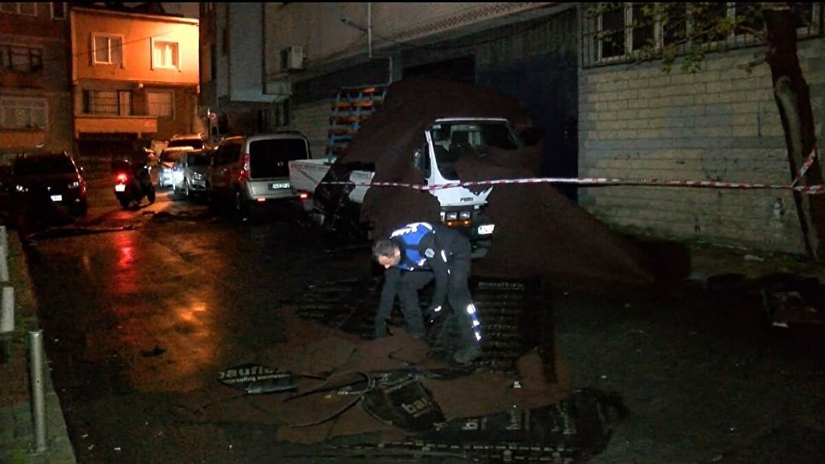 İstanbul’da etkili olan lodos rüzgarları yaşamı olumsuz etkiledi. Akşam saatlerinde yağmurun da etkisini artırması ile İstanbul’un çeşitli ilçelerinde çatı uçmaları ve bina çökmeleri meydana geldi.