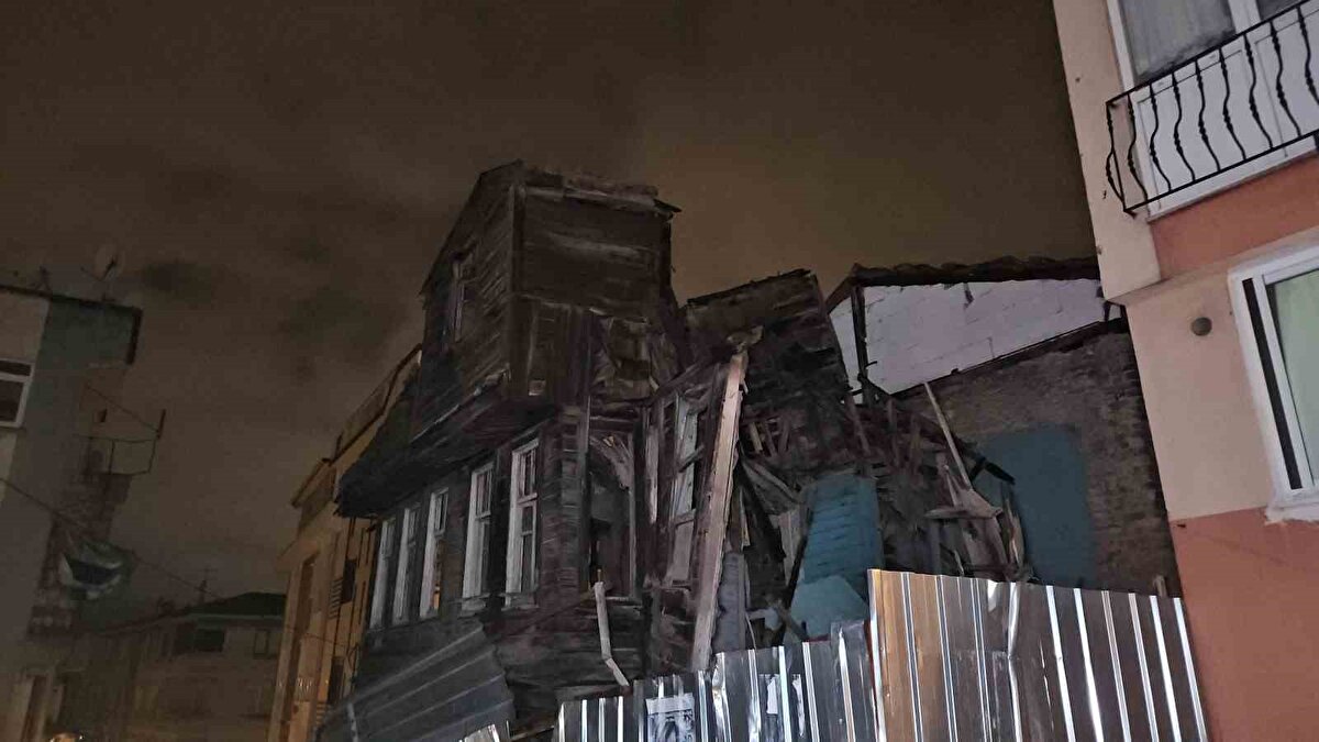 İkinci katı çöken ve kısmen eğilen metruk bina çevredeki diğer binalara zarar vermezken ihbar üzerine olay yerine gelen itfaiye ve belediye ekipleri sokakta güvenlik önlemi aldı.