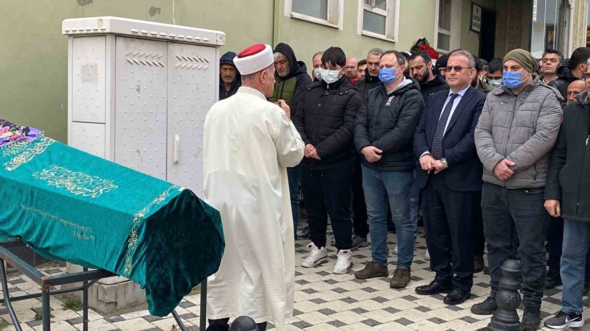 Derince Bekir Sıtkı Özer İlkokulu’nda öğrenim gören 8 yaşındaki İrem Aslan, çarşamba günü rahatsızlanarak hastaneye kaldırıldı. Yapılan tahlillerinde küçük kızın menenjit hastalığına yakalandığı öğrenildi. 