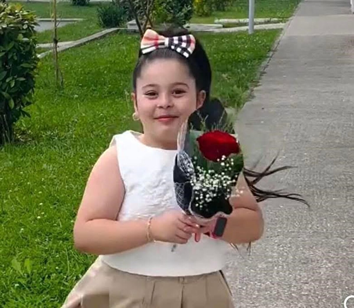 Minik İrem son yolculuğuna uğurlandı<br><br>Minik kızın cenazesi, bugün ailesi tarafından teslim alınarak önce evinin önüne ardından Sopalı Çiftliği Camii’ne getirildi. Cenaze namazına Aslan’ın ailesi, öğretmenleri, Kocaeli İl Milli Eğitim Müdürü Ömer Akmanşen, ilçe kaymakamı ve vatandaşlar katıldı. Cenaze namazına katılan vatandaşların çoğu maske taktığı görüldü. İkindi namazına müteakip kılınan cenaze namazının ardından minik İrem, Şehitlik Mezarlığı’na defnedildi.