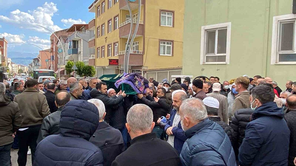 "Hastalık hızlı nüksetti"<br>Gazetecilere açıklamalarda İrem’in babası Furkan Aslan, hastalığın hızlı şekilde nüksettiğini ifade ederek, "Yoğun bakım ünitesine aldılar. Yoğun bakımda 1 gün tedavi gördü. En son durumunun stabil olduğunu söylemişlerdi ve de ozon tedavisi için Şehir Hastanesi’ne naklettiler. Orada da yaklaşık 5 saat kaldık" dedi.