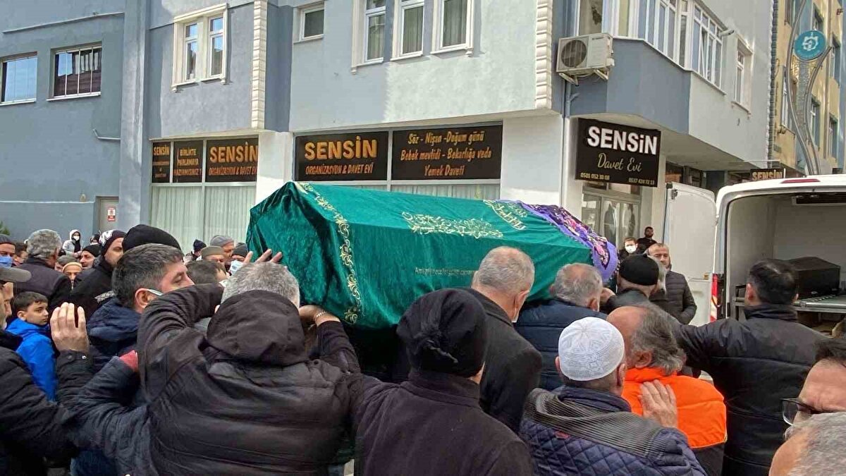 "Lekeler vücudunu sarmaya başladı"<br>Aslan, hastane sürecinde İrem’in vücudundaki lekelerin gittikçe arttığını ifade ederek, "Bu süreçte lekeler gittikçe arttı. Vücudunu sarmaya başladı, halsizlik oluştu. Gece yarısı belindeki sıvı alındıktan sonra narkozun da etkisiyle kendinde değildi. O ara etkiler arttıkça ve testlerin sonuçları da çıkınca yoğun balkıma aldılar. Yoğun bakımda da 1 gün kaldık. Ardından kötü haberini aldık" diye konuştu.<br>Ayrıca Furkan Aslan, İrem’in gerekli tüm aşılarını sağlık ocağında yaptırdıklarını söyledi.