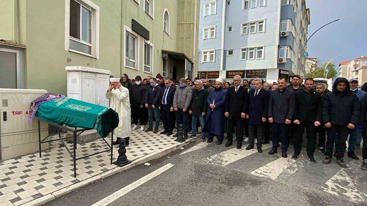 Önce Kocaeli Üniversitesi Araştırma ve Uygulama Hastanesi, ardından da Şehir Hastanesi’nde tedavi altına alınan küçük kız, gece saatlerinde yapılan tüm müdahalelere rağmen kurtarılamayarak hayatını kaybetti.<br>Öte yandan, İrem’in vefat haberinin ardından, menenjit hastalığı okul çevresinde tedirginlik oluşturdu. Bazı veliler, tedbir amaçlı çocuklarını okula göndermedi. Okul sıraları boş kalırken, bahçede sessizlik hakimdi.