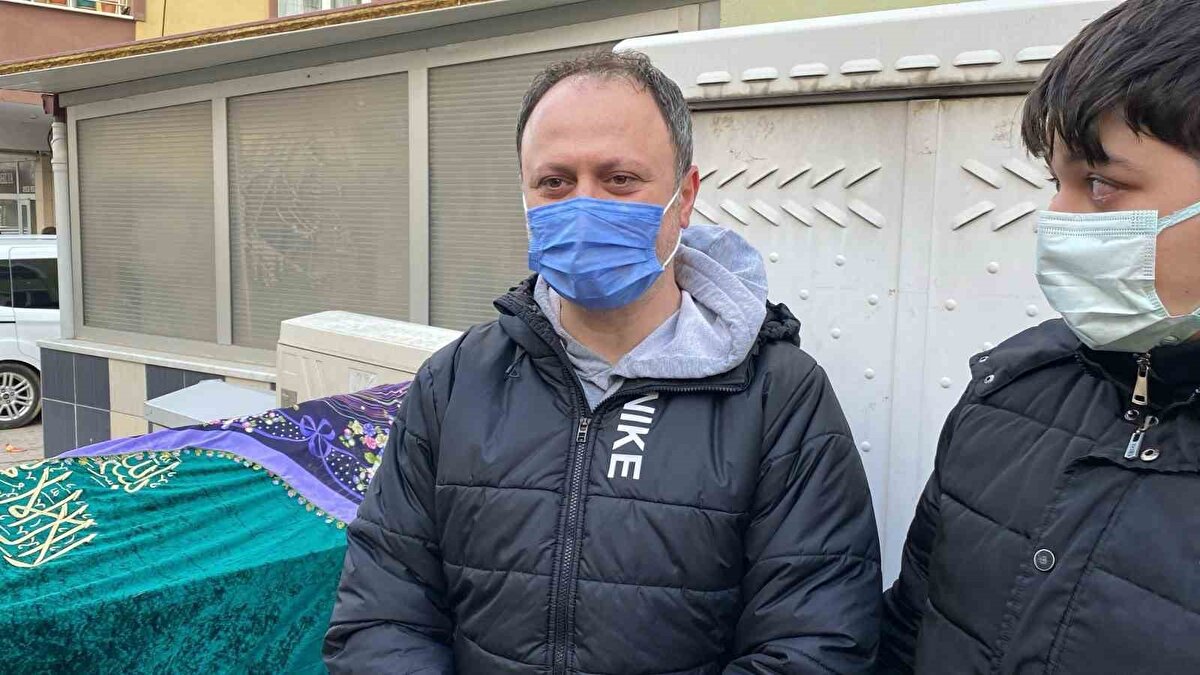  İrem’in babası Furkan Aslan, hastalık belirtisinin dizlerinde ağrı ile başlayıp hızlı şekilde nüksettiğini belirterek, "2 gün boyunca diz ağrısı olduğunu söyledi. 3’üncü gün kusma şikayetleri yaşadı. Kusma, ayak ağrısı, vücudunun bir iki yerinde sivilce şeklinde lekeler vardı. Biz de bu ağrılardan dolayı hastaneye başvurduk" dedi.