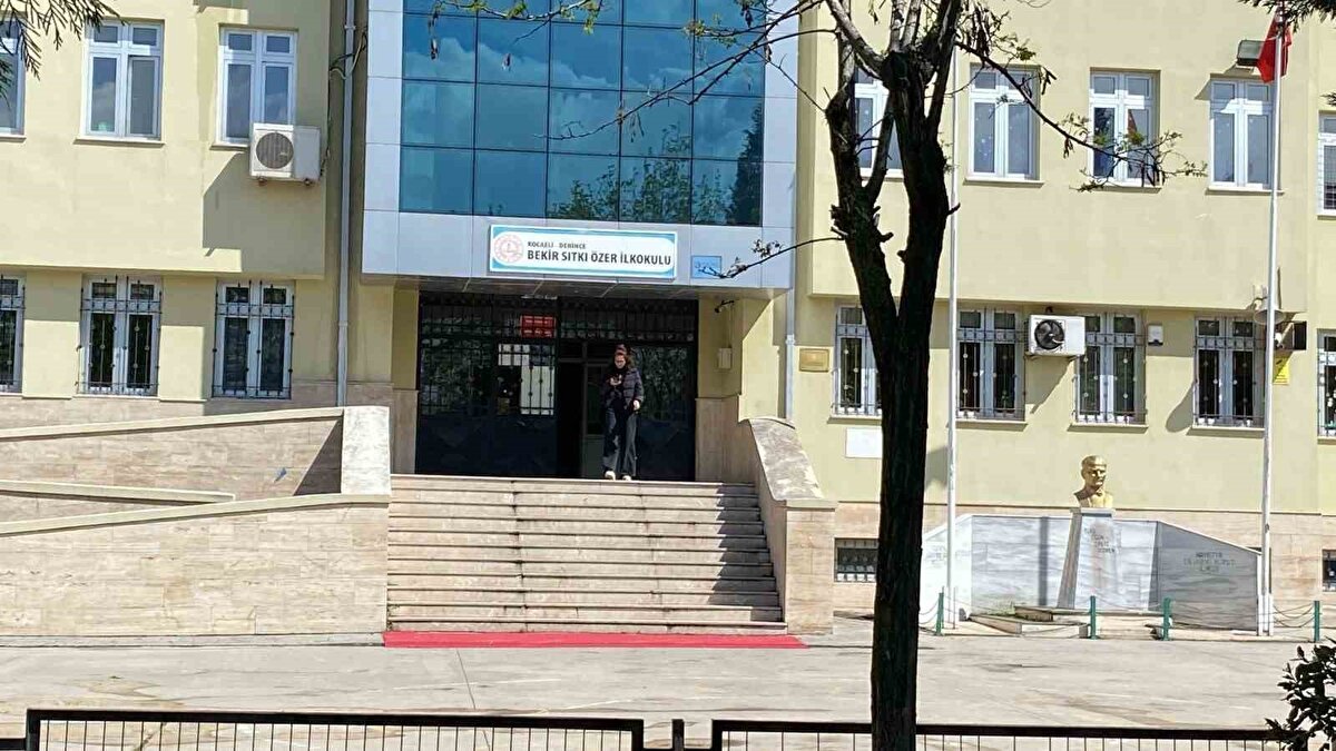 "Diz ağrısıyla başladı"<br>Hastalığın belirtilerini anlatan Aslan, "Evdeyken ufak belirtileri vardı. Diz ağrısıyla başladı. 2 gün boyunca diz ağrısı olduğunu söyledi. 3’üncü gün kusma şikayetleri yaşadı. Kusma, ayak ağrısı, vücudunun bir iki yerinde sivilce şeklinde lekeler vardı. Biz de bu ağrılardan dolayı hastaneye başvurduk. İlk başta Derince Eğitim ve Araştırma Hastanesi’ne başvurduk. Enfeksiyon hastalığı olabileceği için bizi Kocaeli Üniversitesi Eğitim ve Araştırma Hastanesi’ne sevk ettiler. Oraya çarşamba günü saat 15.00’de gittik. O saatten gece 00.00’a kadar sürekli tahliller, analizler yaptılar. En son omuriliğinden sıvı alıp test yaptılar. Orada menenjit hastalığını tespit ettiler ve tedaviye başladılar" diye konuştu.