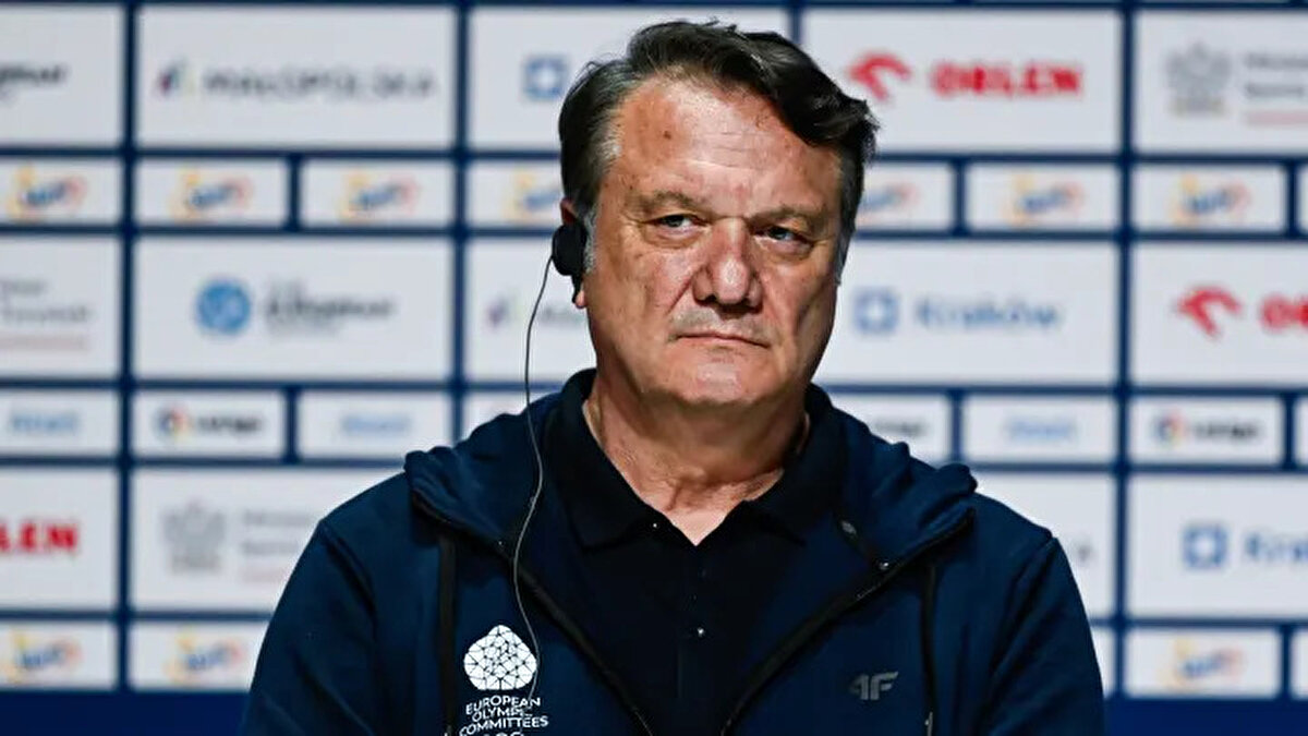 Beşiktaş'ta yöneticilik dönemi<br><br>Arat, 1998-2000 yılları arasında Süleyman Seba döneminde Beşiktaş Jimnastik Kulübü’nün ikinci başkanlığı görevini üstlendi. 2000 ve 2002 yıllarındaki başkanlık seçimlerine katıldı fakat her iki seçimde de Serdar Bilgili’ye karşı kaybetti.