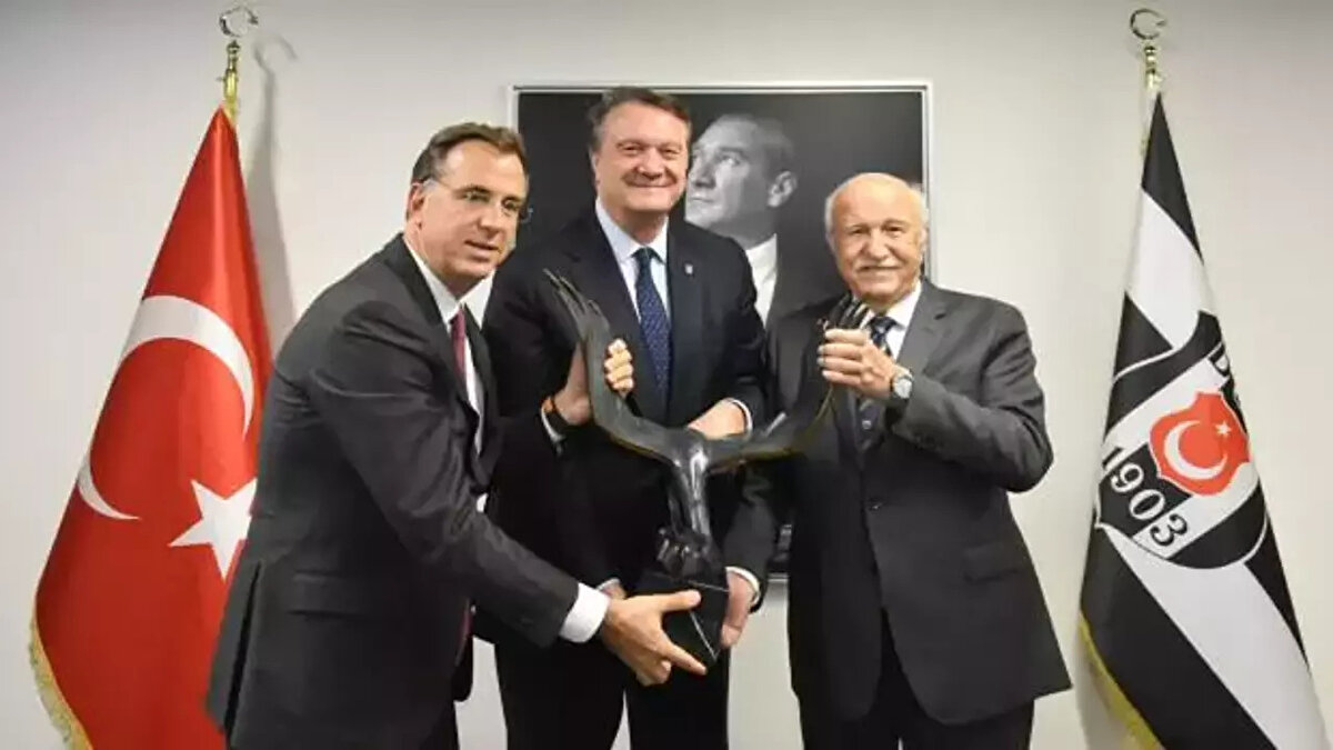 Ayrıca, Özyeğin Üniversitesi Mütevelli Heyeti üyeliği, FIBA Holding, TOBB, IAF gibi birçok ulusal ve uluslararası organizasyonda üst düzey görevler üstlenmiştir. 1996’da “Yılın İşadamı” seçilen Arat, 2023’te Polonya’da “Uluslararası Dostluk Onur Madalyası”, 2024’te ise “Üstün Liyakat Madalyası” ile ödüllendirilmiştir.