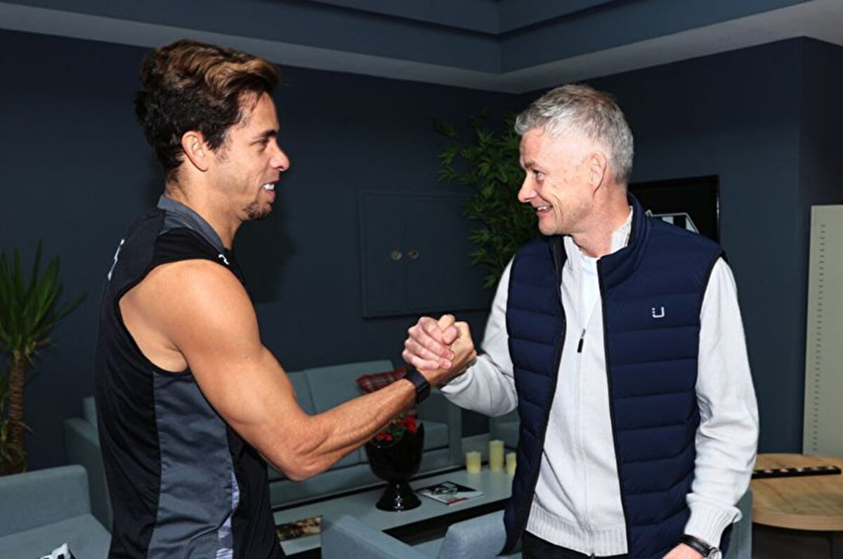 Kasımpaşa maçının ikinci yarısında olduğu gibi Jonas Svensson, Gabriel Paulista ve Arthur Masuaku'dan oluşan üçlü savunma hattıyla RAMS Başakşehir maçına çıkma ihtimali olan Norveçli teknik adamın, defansif özellikleri yüksek oyuncularından birini stoperde kullanıp yine dörtlü savunmayla çıkması da olası gözüküyor.