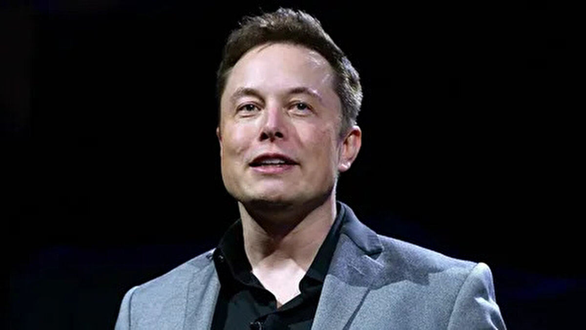 Teknoloji milyarderi Elon Musk'ın satın almasından bu yana X (Twitter kullanıcıları) çeşitli sebeplerden ötürü alternatif sosyal mecralar arıyor.<br><br>Kimi kullanıcılar Musk'ın hükümetlerle kurduğu yakın ilişkilerin platformda sansüre yol açtığını düşünürken, kimileri ise platformda moderasyonun zayıf olmasından, ırkçı veya cinsiyetçi yorumların hiçbir engele takılmamasından hoşnut değil. Kimisi de sadece Musk'ın platformun özelliklerini sürekli değiştirmesinden şikayetçi.<br><br>Her halükarda, X'i terk eden kullanıcıların önemli bir kısmının reklamsız, sansürsüz ve daha özgür hissettiren platformları değerlendirdiğini söylemek mümkün.<br><br>Yakın zamana kadar Mastodon, X'in bu türden en büyük alternatifi olarak görülüyordu. Ancak son zamanlarda kullanıcı deneyimini ciddi biçimde geliştiren Bluesky da bu mertebeye yükseldi.