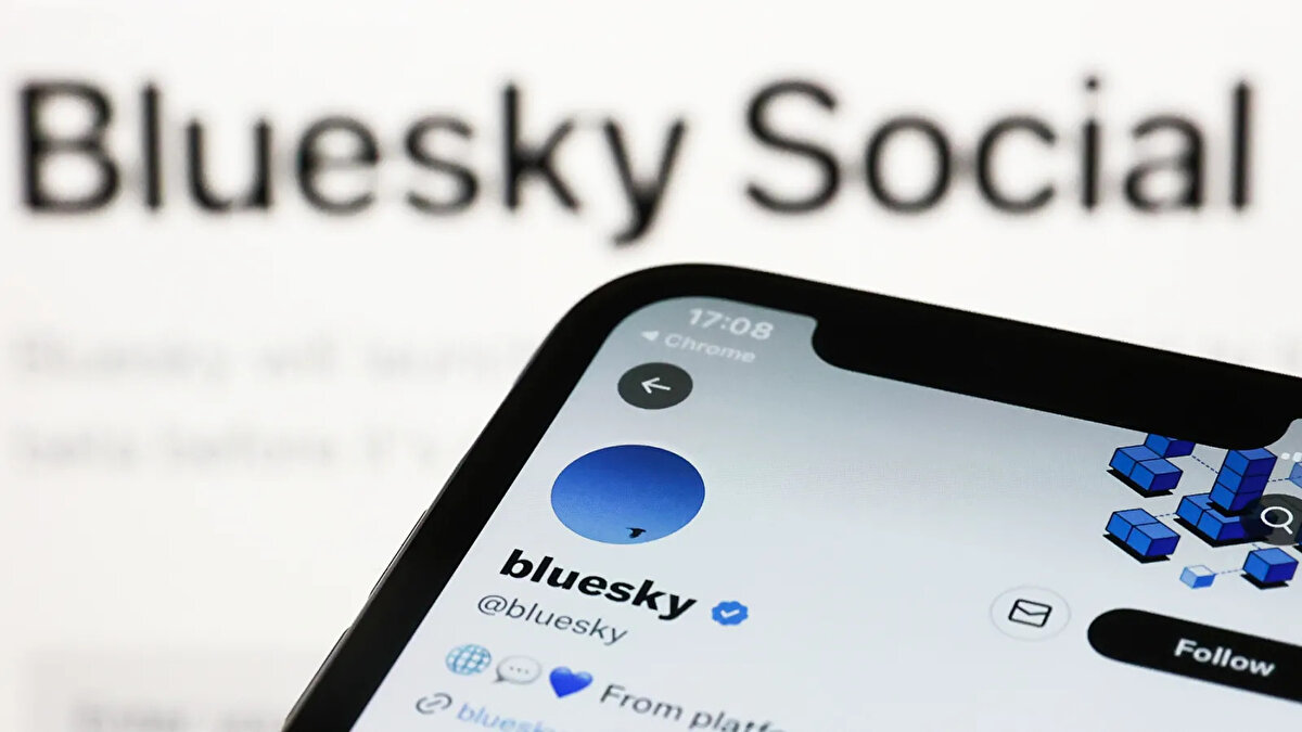 Bluesky nedir?<br>Kabaca tanımlamak gerekirse Bluesky, eski Twitter CEO'su Jack Dorsey tarafından kurulan ve şu anda CEO Jay Graber tarafından yönetilen merkeziyetsiz ve metin tabanlı bir sosyal medya platformu.<br><br>2023'te yalnızca davet linki alan kullanıcıların girebildiği bir beta sürümünün ardından Şubat 2024'te herkese açık bir platforma dönüşerek 30 milyondan fazla kullanıcıya ulaştı.<br><br><br>Platform, AT Protokolü adı verilen, merkeziyetsiz sosyal ağların işletilmesi için tasarlanmış, açık kaynaklı (yazılım kodlarını herkesin görebildiği) bir çerçeve üzerinde çalışıyor.