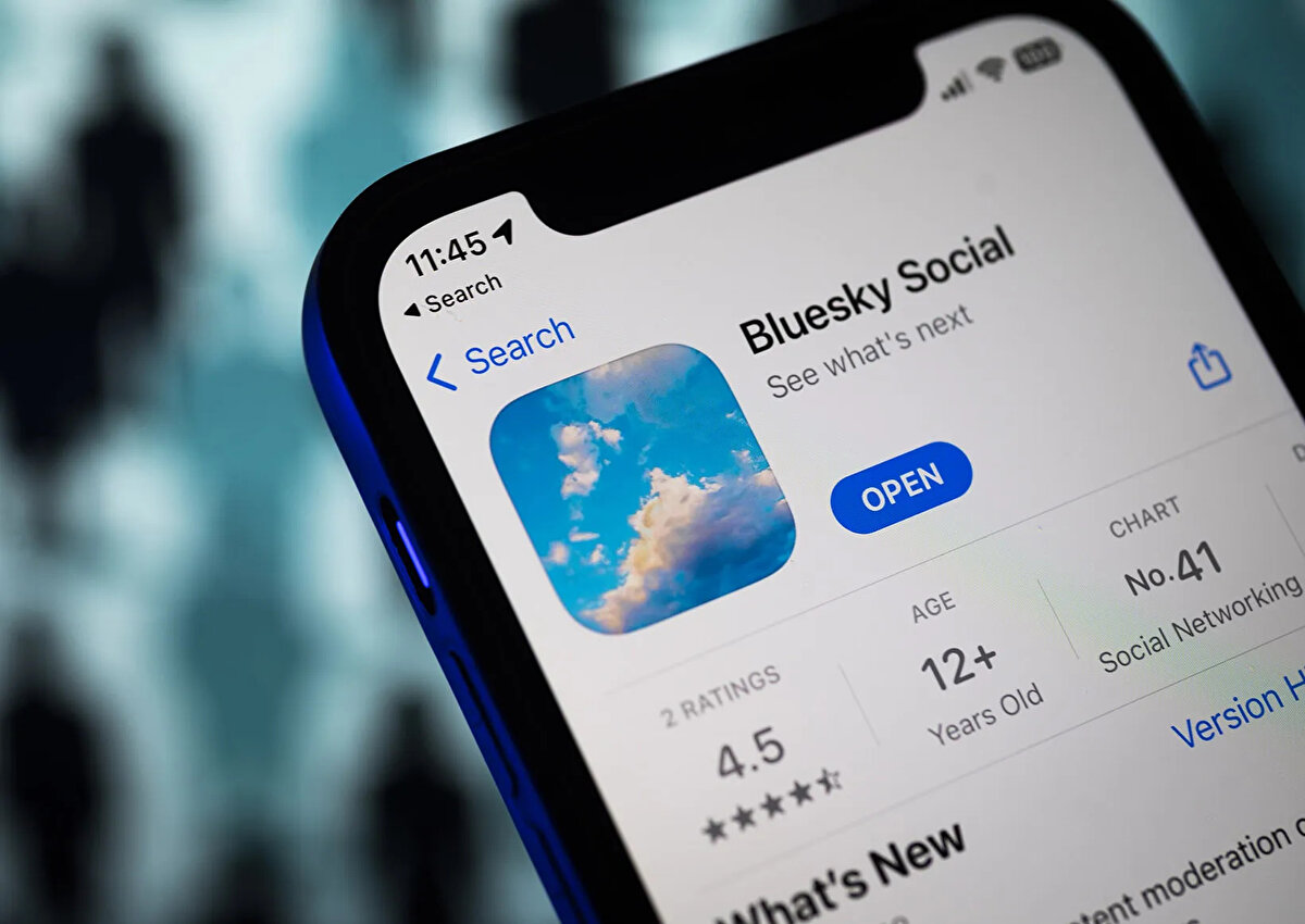 Nitekim yeni kaydolan kullanıcılara otomatikman "bluesky.social" sunucusu üzerinde hesap açmaları öneriliyor. Bu sunucunun kontrolü de Bluesky'ın kâr amacı gütmeyen vakıf şirketine ait. Bunun merkeziyetsizlik açısından yarattığı bazı kısıtlamalar var.<br><br>Örneğin, bu sunucuda hesap silme ve içerik kaldırma gibi işlemler, Bluesky yönetimi tarafından yapılabilir. Yani hükümetlerin "bluesky.social" uzantılı bir kullanıcıyı silmelerini talep etmesi ve o kullanıcının hesabının silinmesi halen mümkün. Burada kullanıcı, Bluesky vakfının inisiyatifine kalmış oluyor.<br><br>Ancak eğer kendi sunucunuzu açıp Bluesky'da kendi hesabınızı oluşturduysanız, o zaman durum biraz daha farklı oluyor. Zira bu durumda kendi sunucunuza sahip bir yönetici olarak, hesap silme ve içerik yönetimi konularında büyük yetkilere sahip olursunuz. Hükümet talebi gibi durumlar, Bluesky yönetimi yerine kendi sunucunuzun yönetimi tarafından değerlendirilir.<br><br>Diğer bir deyişle kendi sunucunuza sahip olduğunuz için, sadece siz ve sunucunuzun kurallarını belirleyen yönetim hesabınızı silebilir. Bu, ilgili sunucunun yöneticilerinin (bu durumda siz) hükümetler karşısındaki pozisyonuna ve olanaklarına bağlı oluyor.<br><br>'Tamamen önüne geçmek mümkün değil'<br>Siber güvenlik uzmanı ve teknoloji yazarı Ahmet Alphan Sabancı ise bugün internet ortamında bir kullanıcının hiçbir iz veya veri bırakmadan faaliyet göstermesinin neredeyse imkansız olduğunu vurguluyor.<br><br>Euronews Türkçe'ye konuşan Sabancı, "Kendi sunucularınızı kurabilmek veya merkez sunucu dışında bir yerde olabilmek birçok noktada avantaj sağlayabilir ancak bunun güvenlik konusundaki etkileri sınırlı olacaktır," diyor:<br><br>"Bunun en temel sebebi ise sosyal medya dediğimiz internet teknolojisinin kaçınılmaz olarak kendimize dair temel birtakım verileri paylaşmamız ve bunların bizim hesaplarımızı tanımlamak için toplanmak zorunda olması. Bunu azaltmak bir noktaya kadar mümkün olsa da tamamen önüne geçmek ne Bluesky ne de Mastodon için söz konusu değil."<br><br>"Ancak burada asıl önemli olan hesabınızın olduğu sunucuyu kimin yönettiği ve bu sunucunun nerede olduğu gibi detaylar. Mesela Türkiye’de barındırılan bir sunucunun toplaması ve resmi kurumlarla paylaşması gereken verilerin kapsamı daha farklıyken İsveç’teki bir sunucu için bu çok daha farklı," ifadelerini kullanan Sabancı, şöyle ekliyor:<br><br>"Aynı zamanda sunucunuzu yöneten kişinin nerede yaşadığı ya da teknik hakimiyeti de çok önemli. Her ne kadar iyi niyetli olsanız da bu sunucuları iyi ve güvenli bir şekilde yönetemeyecek ve gerektiğinde teknik saldırılara veya veri taleplerine karşı koruyamayacak bir ekibin çatısı altında olmaktansa merkez sunuculardan birisinde olmak daha güvenli olacaktır."