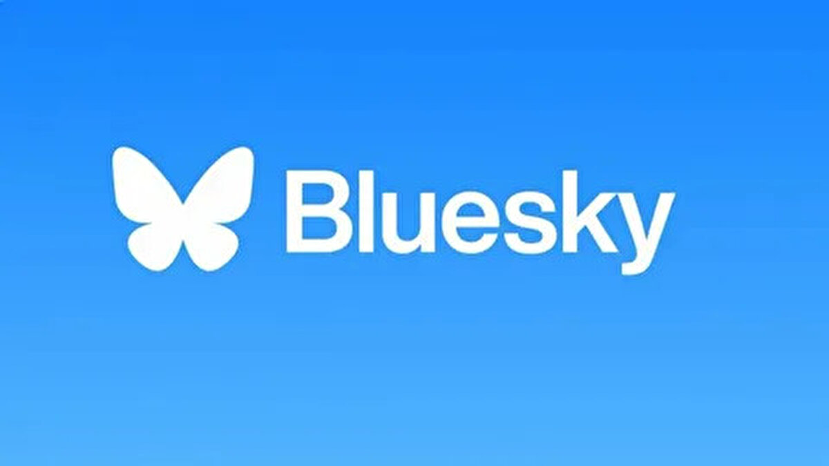 Bluesky'ı Mastodon'dan ve diğer merkeziyetsiz platformlardan farklı kılan ne?<br>Bluesky, temelde Mastodon'unkinden farklı bir protokolü baz alıyor.<br><br>Mastodon, açık internet camiasının yıllarca üzerinde çalıştığı ve geliştirdiği köklü bir protokol olan ActivityPub üzerine kurulu. Bu protokolde Mastodon'un yanı sıra bir dizi sosyal medya platformu daha var. Bunlardan biri YouTube benzeri video platformu PeerTube'ken, Instagram benzeri Pixelfed de bu protokol üzerinde.<br><br>Federatif evren (fediverse) diye bilinen bir özellik sayesinde Mastodon, ActivityPub üzerindeki diğer platformlarla iletişim kurabiliyor. Yani Mastodon'daki tüm aktivitelerinizi aynı anda bu platformlarda da gerçekleştirebiliyorsunuz.<br><br>Sabancı bu özelliği şöyle açıklıyor: "Bunu basit bir örnekle sosyal medyanın daha çok e-mail'e benzediği bir teknoloji olarak özetleyebiliriz. Mastodon ActivityPub, Bluesky ise ATProto isimli birer protokol üzerine kurulu. Bu da ATProto teknolojisi ile kurulmuş başka bir site üzerinden açacağınız hesapla Bluesky’ı kendi isteğinize göre kullanmanızın mümkün olması anlamına geliyor. Tıpkı GMail hesabı olan birisinin hiçbir sorun yaşamadan Outlook veya başka bir sitedeki adrese email gönderebilmesi gibi."<br><br>Ancak Mastodon'un yapısının kullanıcı deneyimi açısından yarattığı zorluklar da var. Örneğin iki farklı sunucudaki kullanıcıların birbirini bulması da zor olabiliyor. Çünkü birbiriyle daha önce hiç iletişim kurmamış kişiler eğer farklı sunuculardaysa birbirlerinin gönderilerini ve hesaplarını göremiyor.