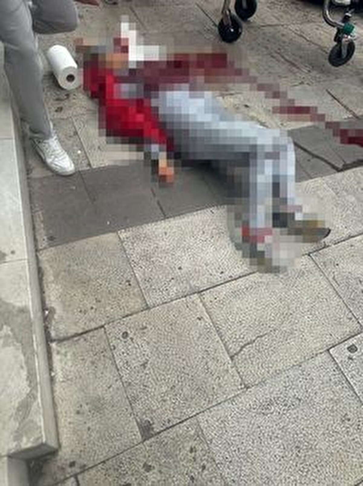 ESKİ KOCA İKİSİNİ DE BIÇAKLADI<br>AA'da yer alan habere göre taraflar arasında çıkan tartışma sırasında M.K, eski eşi Ünlü ile H.Ç'yi bıçakladı.<br>