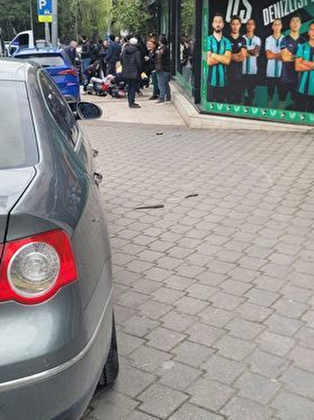 KADIN HAYATINI KAYBETTİ <br><br>İhbar üzerine olay yerine polis ve sağlık ekipleri sevk edildi. Sağlık ekiplerince Denizi Devlet Hastanesi'ne kaldırılan Hatice Ünlü, müdahaleye rağmen hayatını kaybetti.