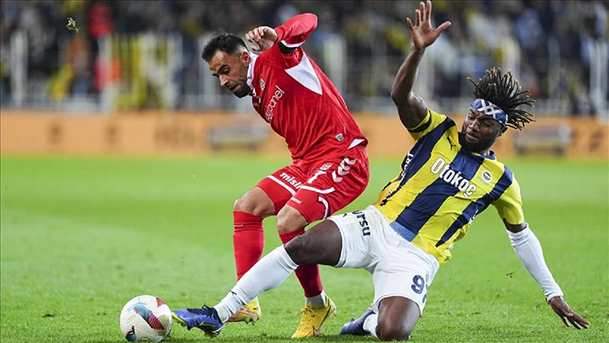 Müsabaka öncesi ise zeminin durumu merak ediliyor.<br>