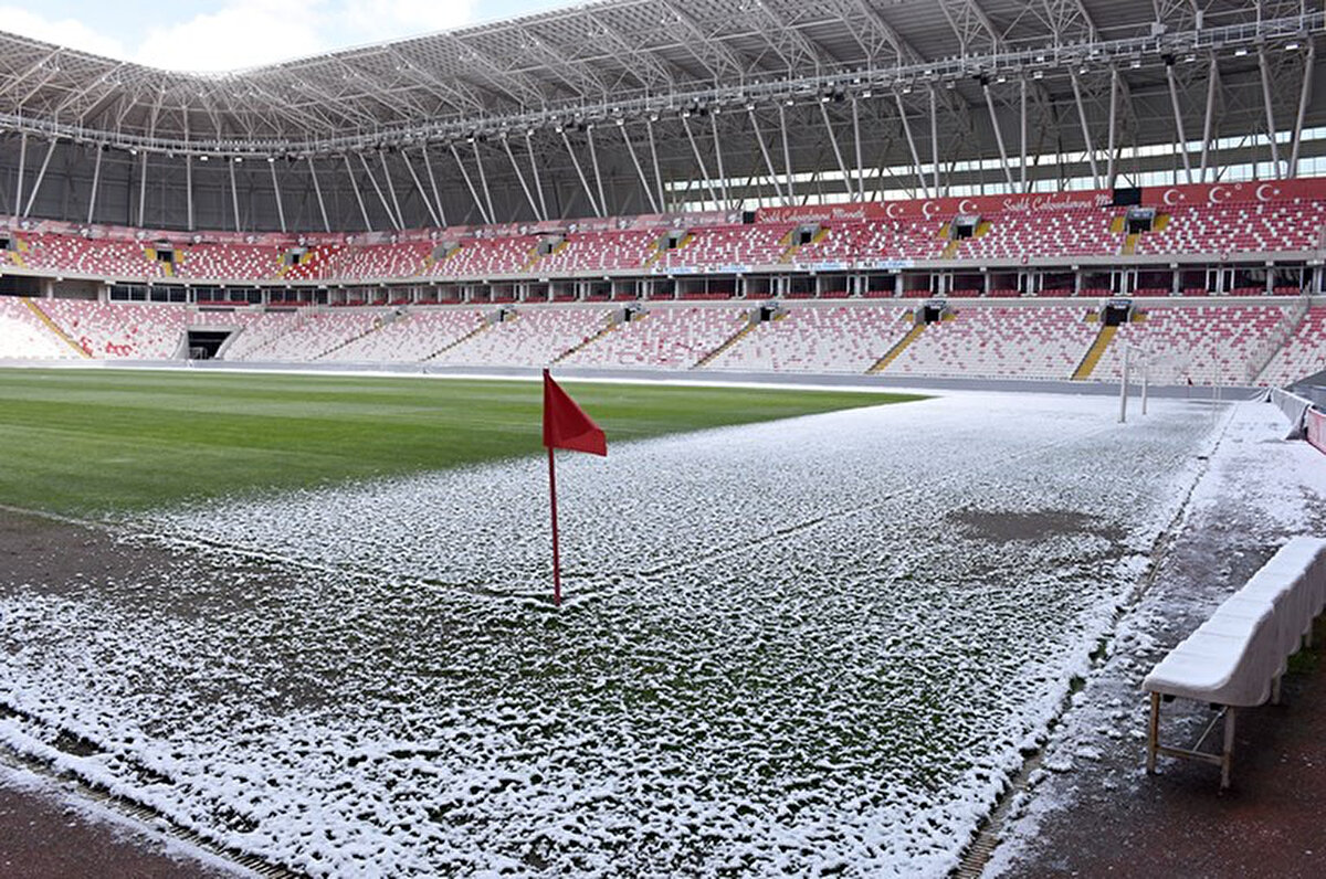 4 Eylül Stadı'nın zemini dün geceki kar yağışı ve soğuk hava nedeniyle kısmen karla kaplandı. <br>