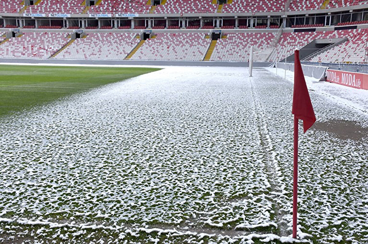Alttan ısıtma sisteminin çalışmaya devam ettiği statta, biriken az miktardaki karın da kısa sürede eriyerek normale dönmesi bekleniyor.<br>