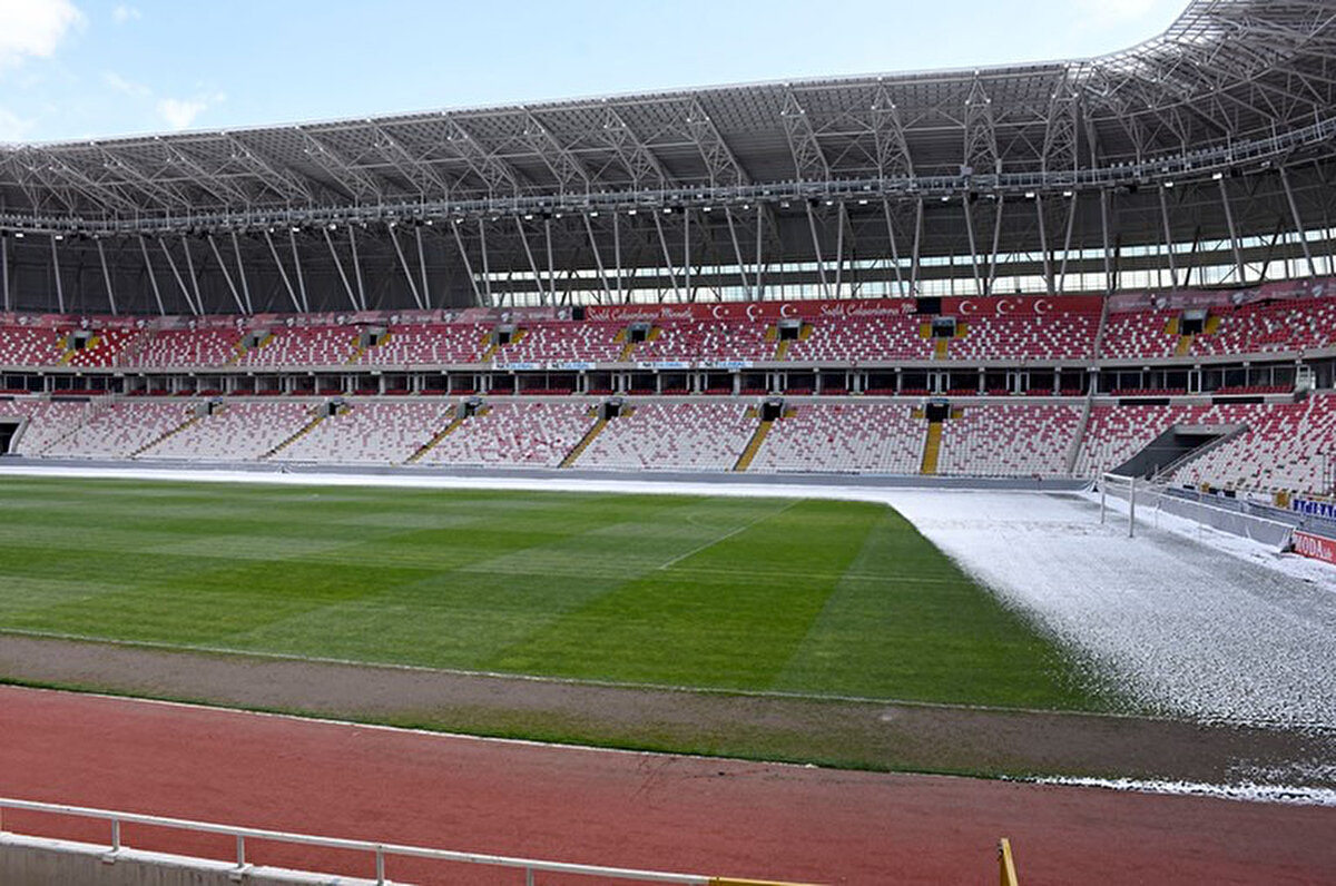 Sivas'ta dün akşam da kar yağışı etkili olurken eksi 14'e düşen soğuk havanın da etkisiyle kent merkezi beyaz örtüyle kaplandı.<br>