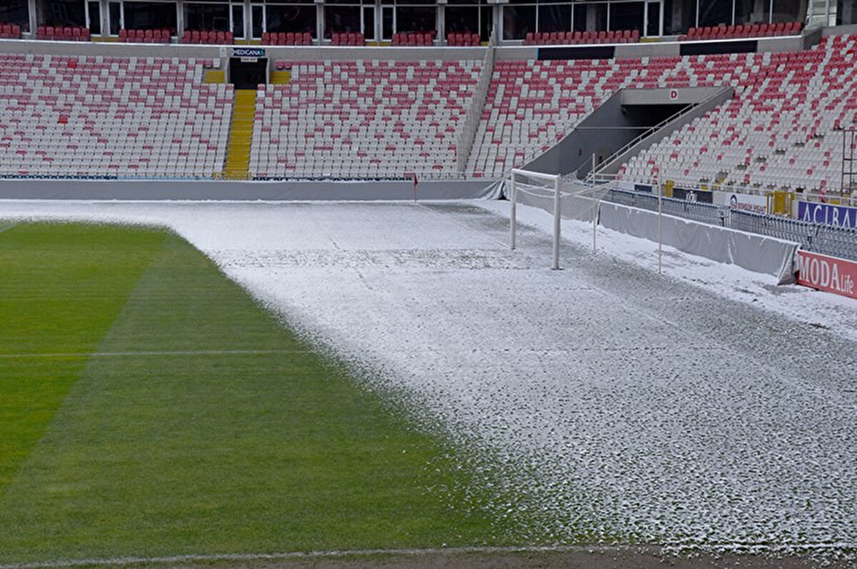 Hava sıcaklıklarının mevsim normallerinin altına düştüğü Sivas'ta yarın saat 19.00'da oynanacak Sivasspor-Fenerbahçe karşılaşması önem kazandı. <br>https://cdn.ntvspor.net/1faa60fc595d4a5fa41eb71775c828a1.jpg?w=767