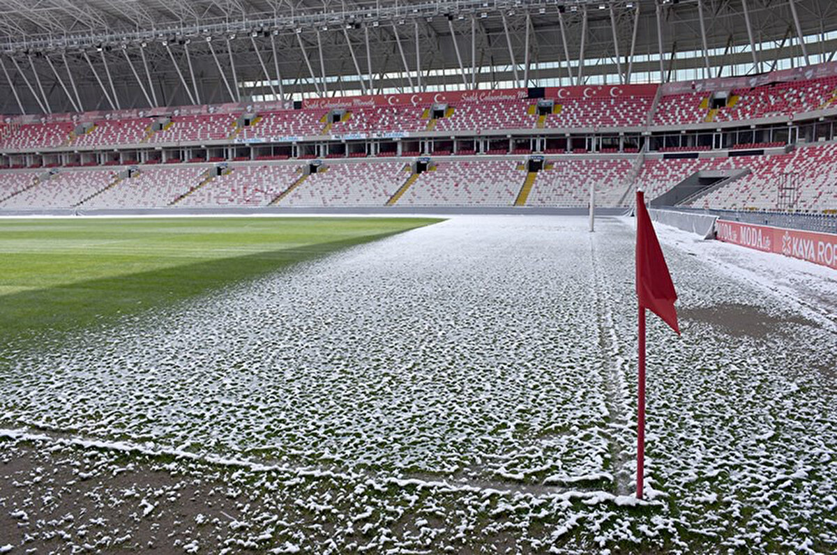 Alttan ısıtma sisteminin çalıştığı 4 Eylül Stadı zemininin güney kale tarafında yer alan bir bölümünün zemini de karla kaplandı.<br>