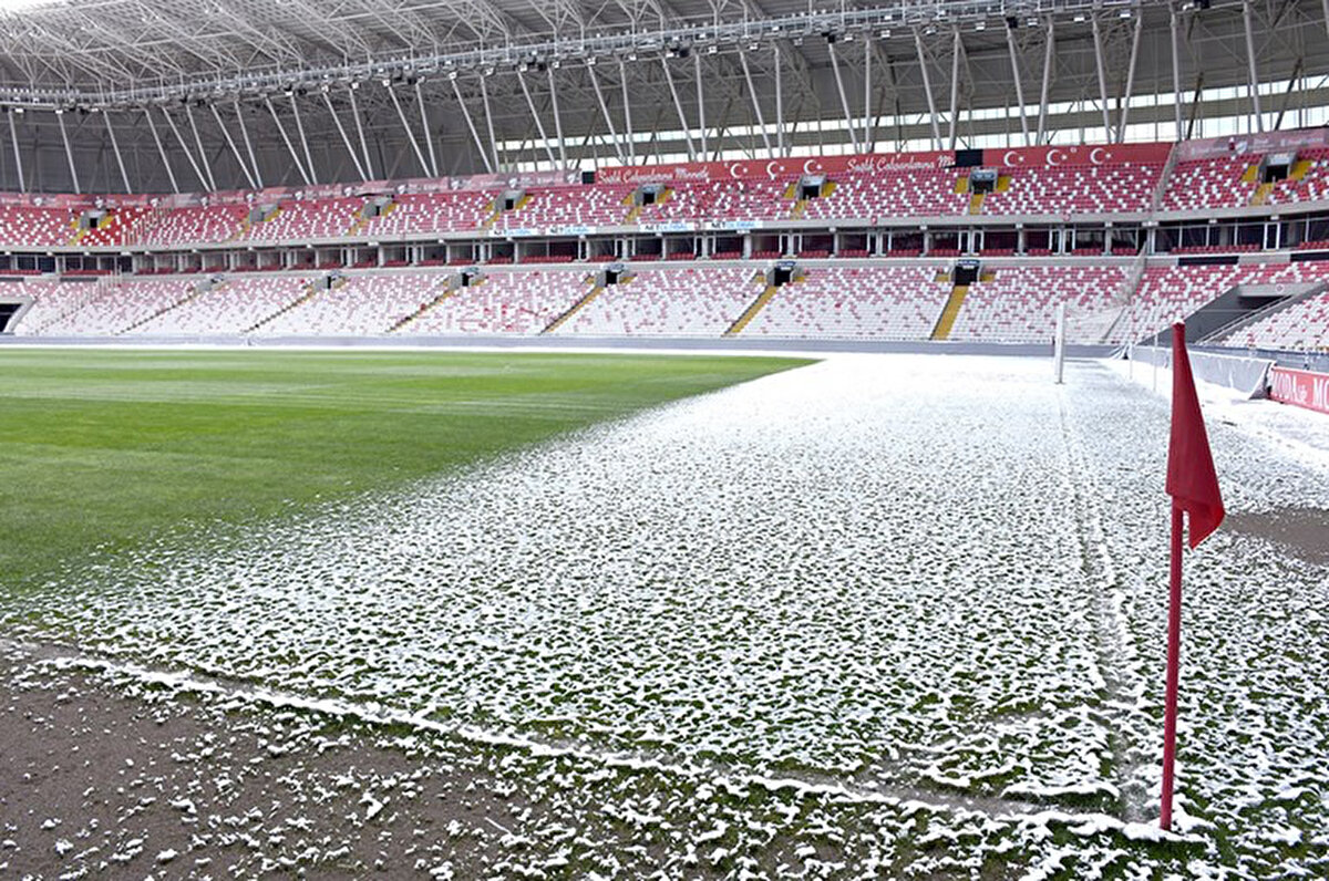 Yarın da gün içerisinde kar yağışı beklenirken, zeminde kar tutması halinde ekiplerin temizlik için de hazır tutulacağı öğrenildi.<br>