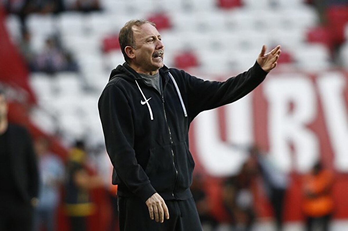 Beşiktaş'taki birçok futbolcunun siyah-beyazlılarda oynayacak kalitesinin olmadığını aktaran Sergen Yalçın, "Üzülerek söylüyorum, oyuncuları da çok fazla yargılamak istemiyorum ama maalesef şapkayı önüne koyup öz eleştiriyi yapmak gerekiyor. Sezon sonunu beklemeden bazı futbolcularla yollar ayrılmalı" dedi.