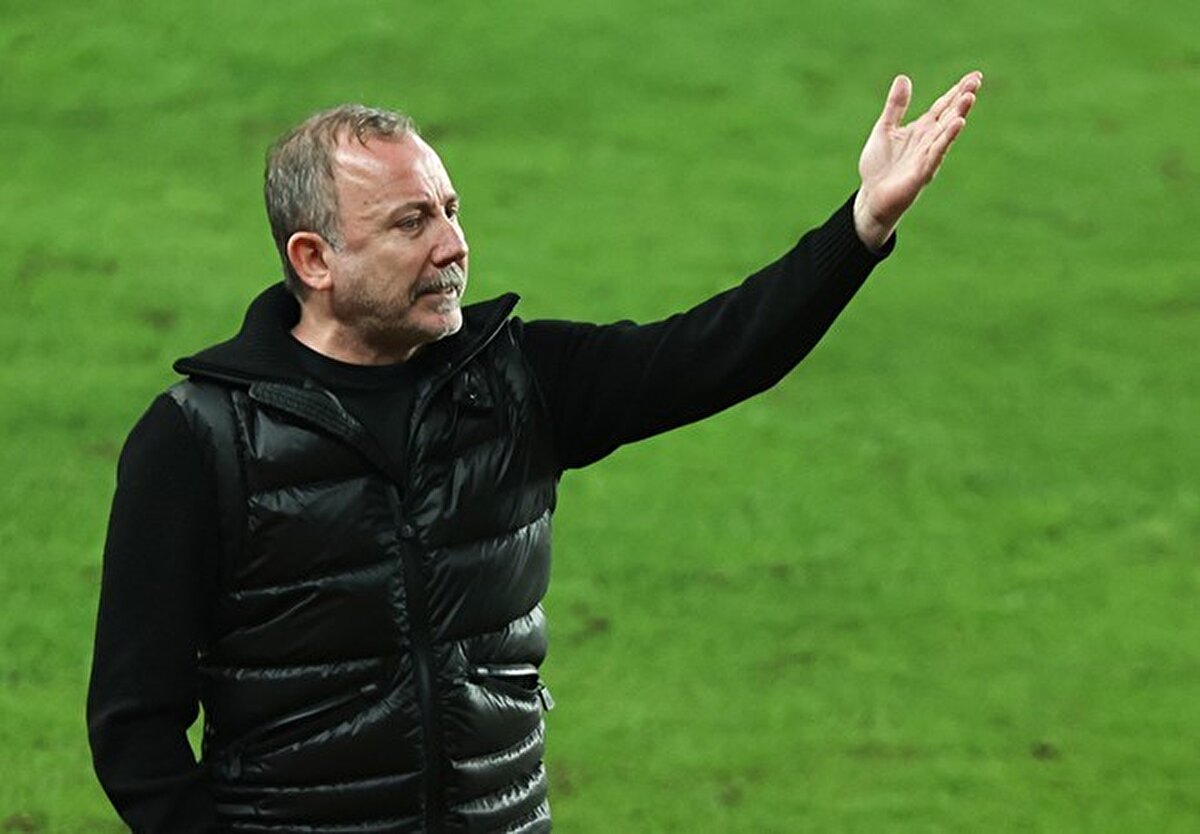 Beşiktaş'ın bir an önce yeni bir yapı kurması gerektiğini dile getiren Sergen Yalçın, "Bu teknik direktör mü yapacak? Çok onun yapacağını da zannetmiyorum. O yapıyı kurabilecek kapasitesi var mı bilmiyorum. Bu maç bir göstergedir, bu maç herkese bir şey gösterdi artık. 6 ay önce söylüyordum ben bunları. O zaman kızıyorlardı, beğenmiyorlardı. "Kendine yer yapıyor" gibi gereksiz cümleler kuruyorlardı ama maalesef Beşiktaş'ta gerçekler bunlar" şeklinde konuştu.