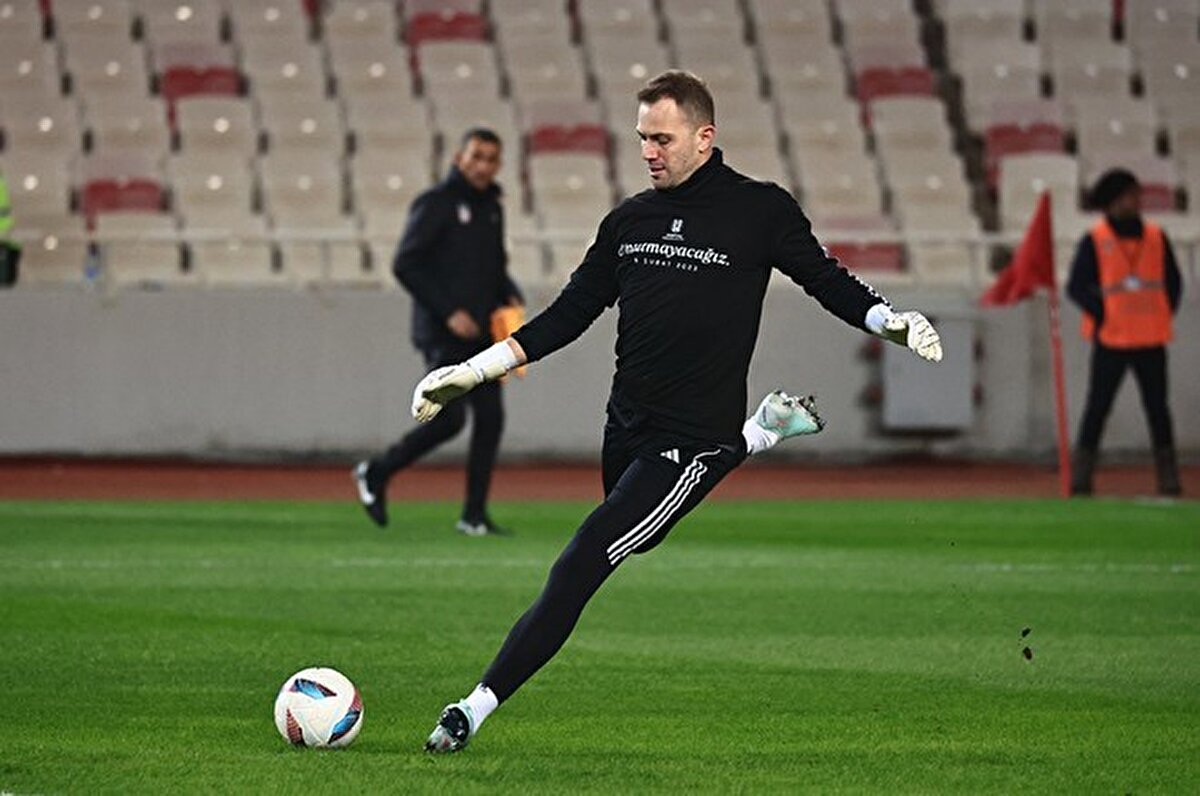 Takımın sahaya çıkması sonrası Mert Günok taraftarlardan özür diledi.