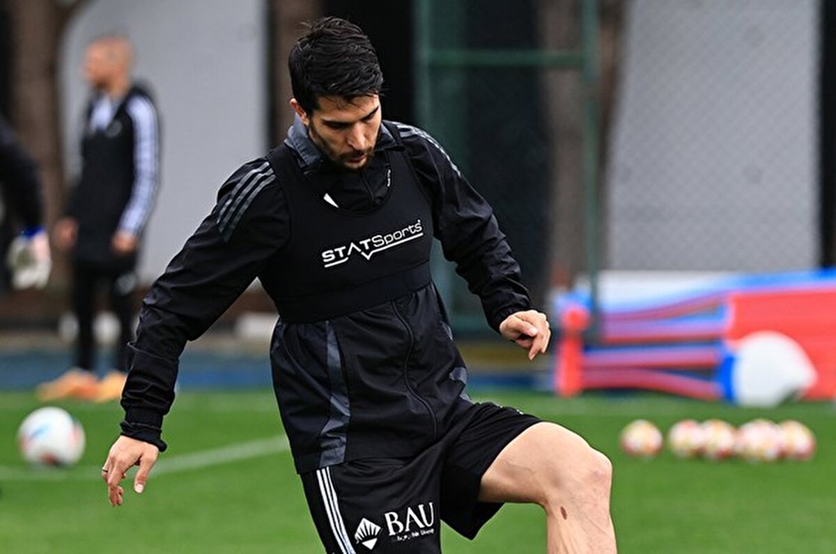 Bunun üzerine Necip Uysal soyunma odasına giderek takımı yeniden sahaya çıkardı.