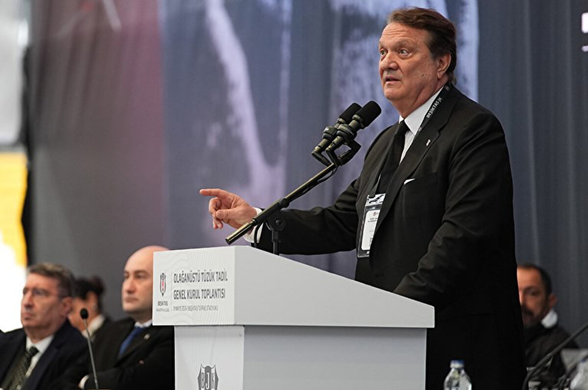 "Bana kaçtı dediler, ben kaçacak adam mıyım? Beşiktaş'ın çatısı altında konuşmak istedim. Ben susuyorsam bir bildiğim var. Adalı, seçimden sonra, "Çık konuş" dedi. Divan toplantısı koydular. Kimseye de haber vermedim. Bir önceki başkan, bir önceki divanda 36 dakika konuşmuş. Bana da aynısını verirler diye düşündüm. 17. sıradasınız dediler. Beşiktaş tahammüllerinde böyle bir şey yoktur. Bekledim, beklerim, ben Beşiktaş için her şeyi yaparım. Bana inanan insanların yüzünü hiçbir zaman kara çıkarmadım."<br>