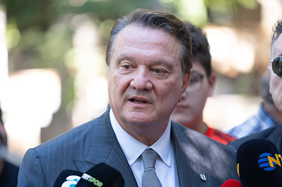 "Bana hırsız diyorlar. Belge gösterin dedim. Serdal Adalı'ya aynısını sana yapacaklar dedim. "Müdahale et" dedim. Beşiktaş'ın başkanı nasıl müdahale edemez? Benim olduğum yerde böyle bir şey oldu mu? 17. sıraya koydular, salonu boşaltıp kendi adamlarını koydular oraya. Hodri meydan dedim, gayrimenkullere çökmüşler dedim rahatsız oldular. Hepsini açıklayacaktım. Beşiktaş taraftarı uyanık olsun, çok büyük operasyon çekiliyor. Aynısını Serdal Adalı'ya da yapacaklar!"<br>